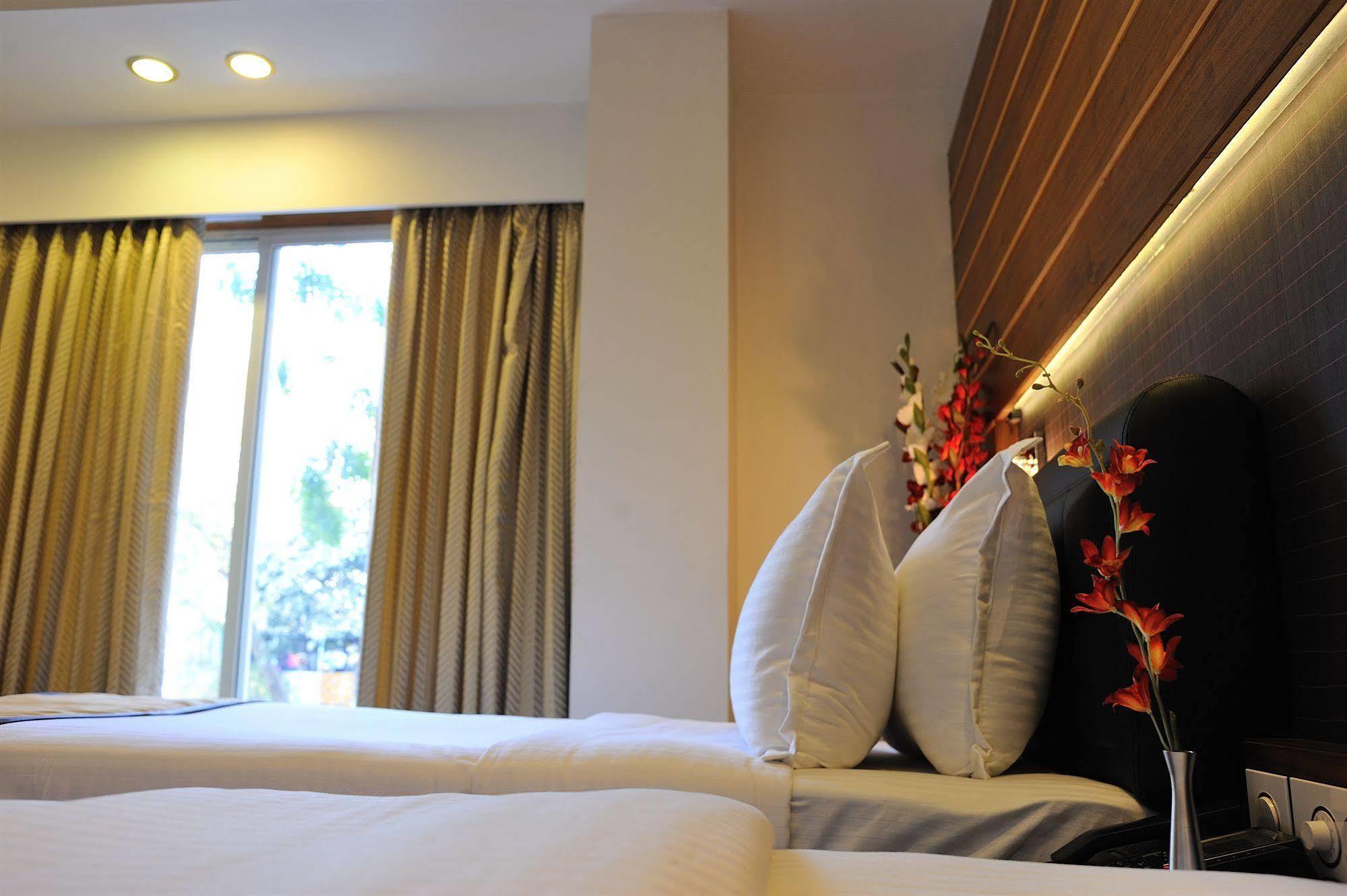 Hotel Niharika Kolkata Ngoại thất bức ảnh